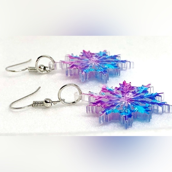 Christmas Winter Snowflake Blue Purple Gradient Detailed Acrylic Earrings NWT - Picture 3 of 4